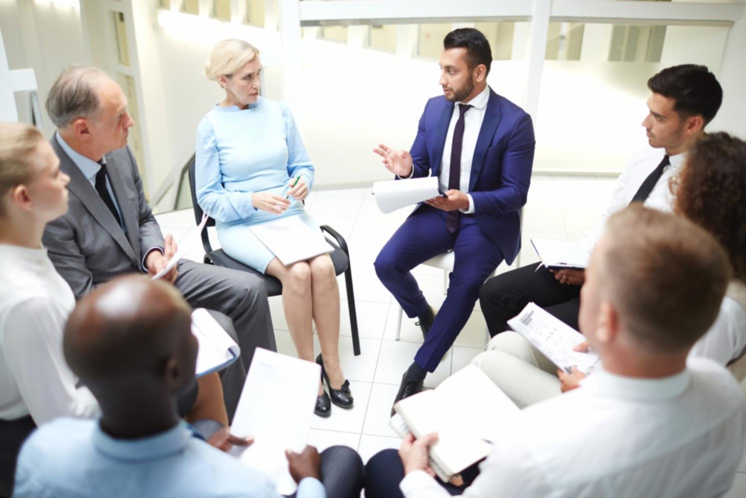 Équipe analysant des données financières sur écrans multiples