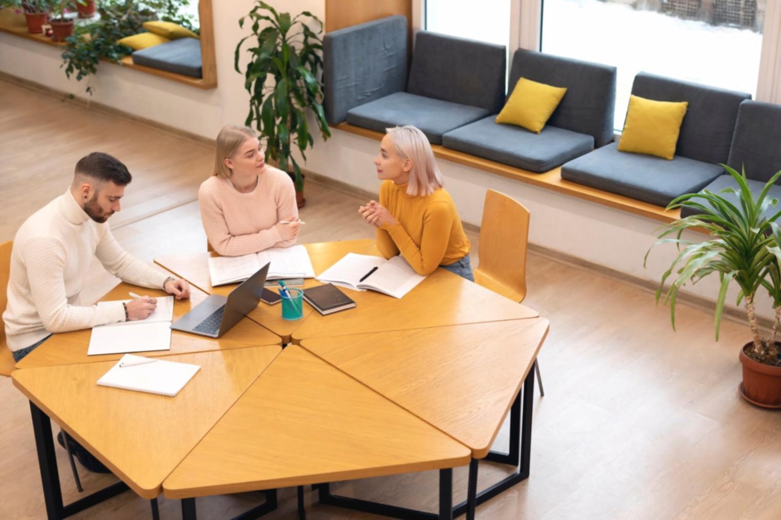 Expert en sécurité financière analysant des données de prévention de fraude